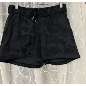 Lululemon black camo cinchable waist short